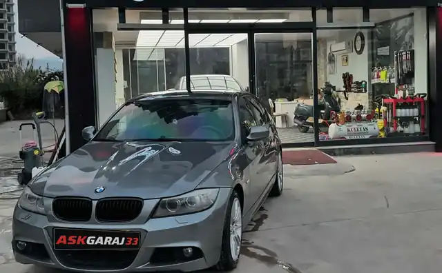 Gri BMW 3 Serisi, önden