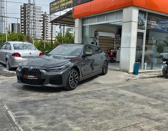 Ask Garaj 33 önünde gri BMW i4