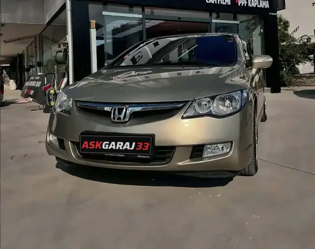 Bej Honda Civic, önden