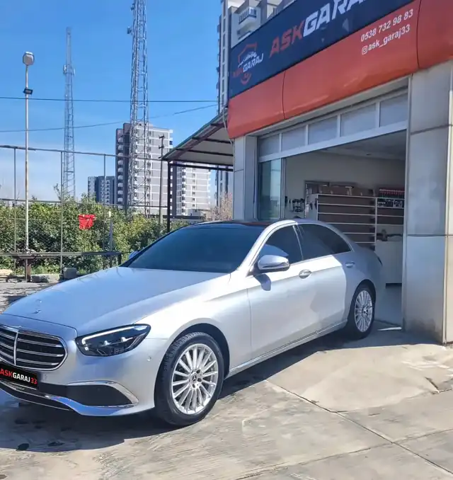 Ask Garaj 33 önünde gümüş Mercedes E Serisi