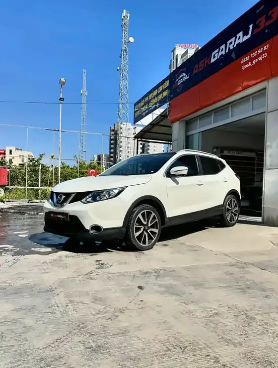 Ask Garaj 33 plakalı beyaz Nissan Qashqai