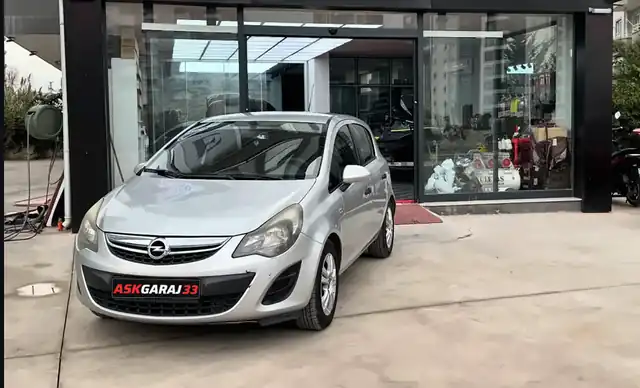 Gümüş Opel Corsa, önden