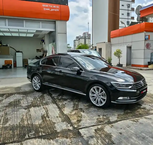 Ask Garaj 33 önünde parlak siyah Volkswagen Passat