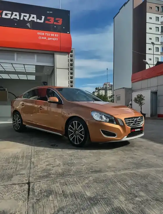 Ask Garaj 33 önünde turuncu Volvo S60